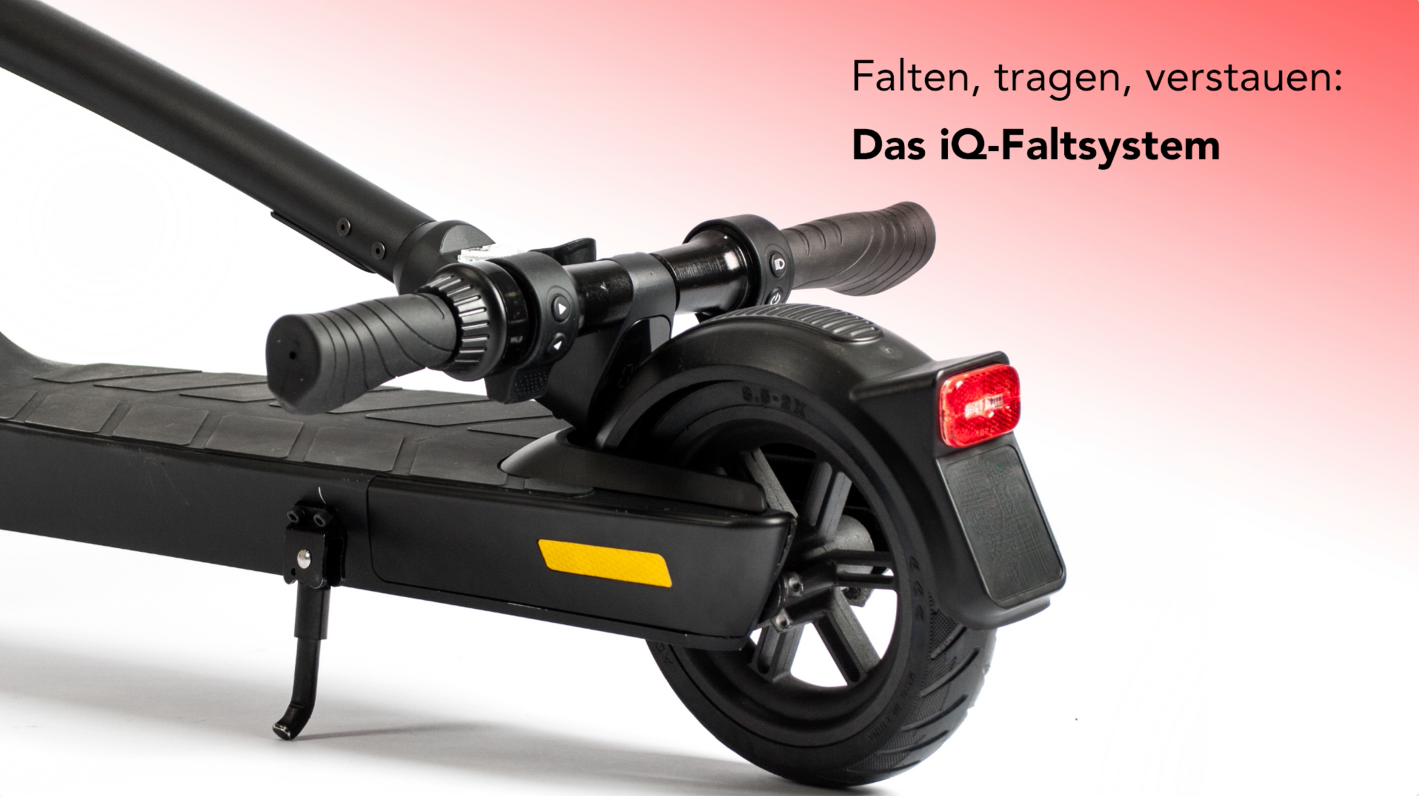 Ausschnitt aus dem Video. Zeigt den E-Scooter, seitlich und zusammengeklappt. Text: 