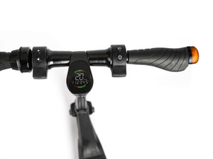 Der E-Scooter Shift iQ 2. Generation mit Blinkern in Vogelperspektive. Ansicht des Displays. Schwarz matt.